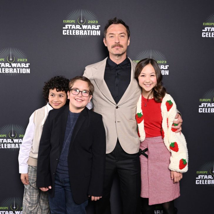 Photo (L-R) Ravi Cabot-Conyers, Robert Timothy Smith, Jude Law, and Kyriana Kratter posing on the red carpet at the Skeleton Crew panel at Star Wars Celebration 2023 in London.