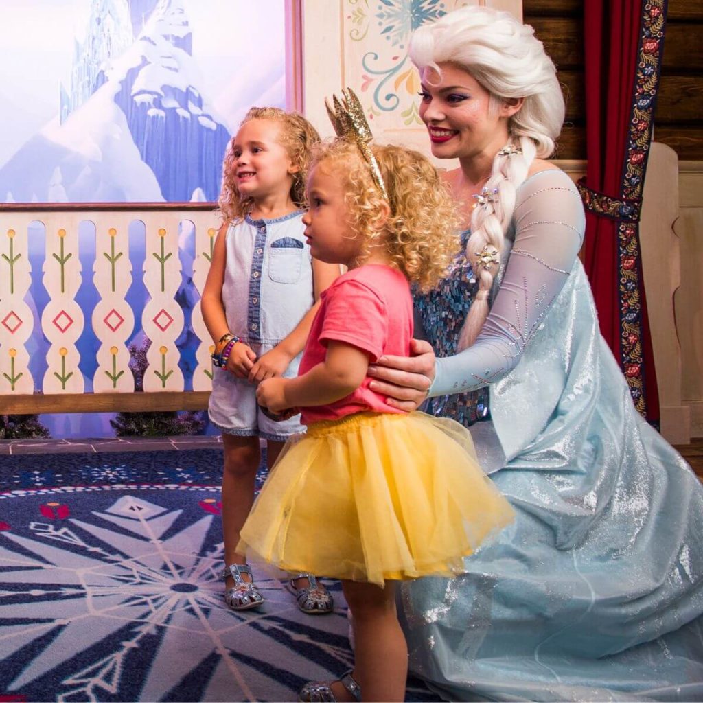 Photo of Queen Elsa posing with 2 young girls at Royal Sommerhus.