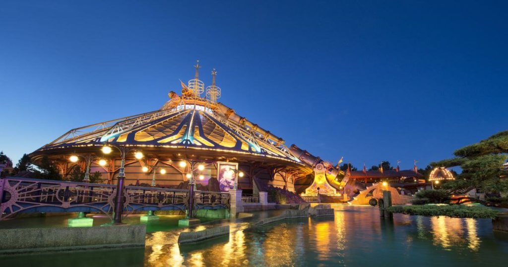 Photo of the exterior of Star Wars: Hyperspace Mountain at Disneyland Paris at night.