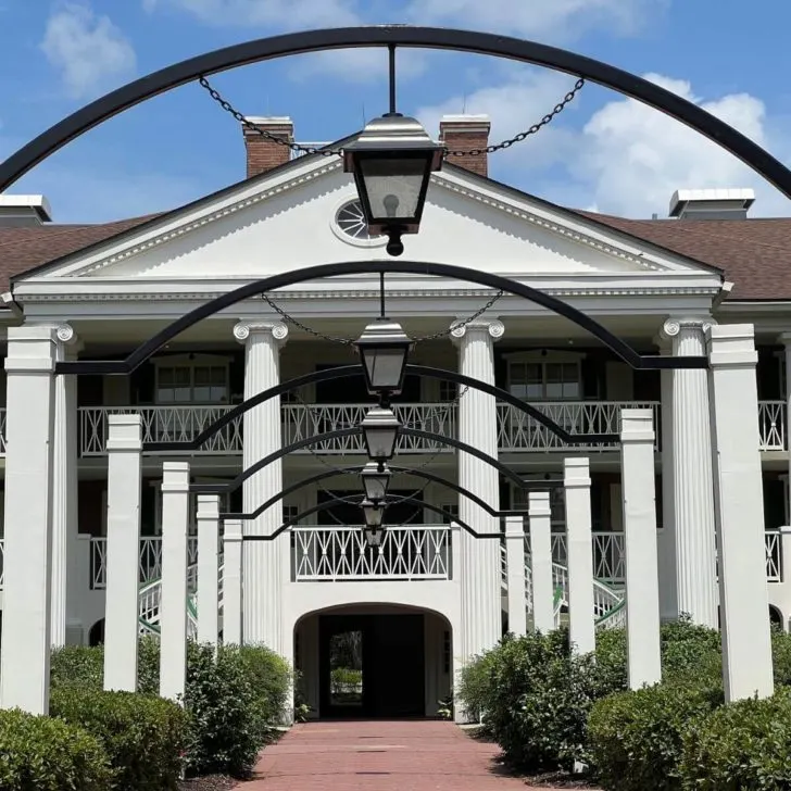 Photo of the Magnolia Terrace building at Port Orleans Riverside at Disney World.