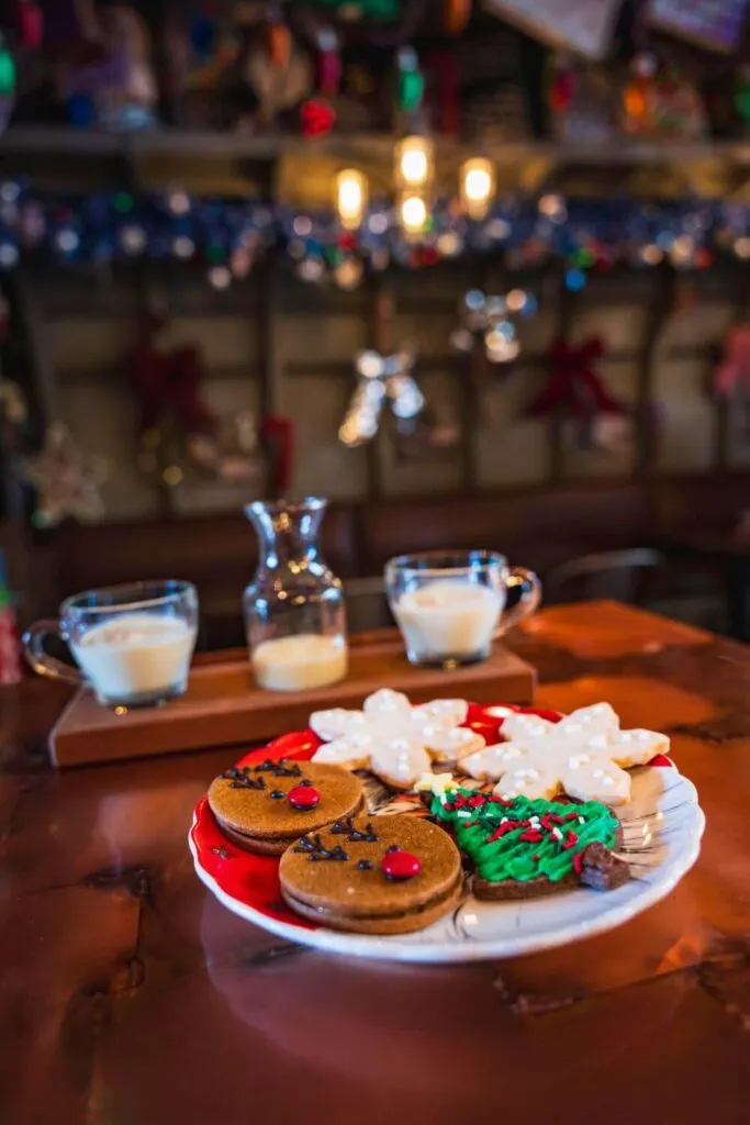 Photo of a plate of cookies with a horchata flight in the background.
