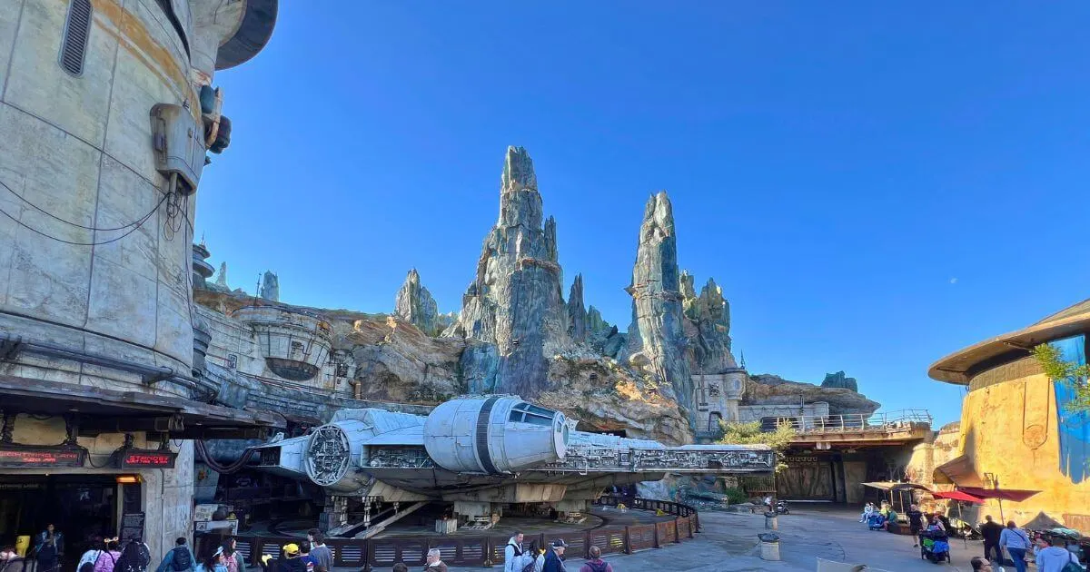 Photo of the entrance to Smugglers Run, with Galaxy's Edge in the background.